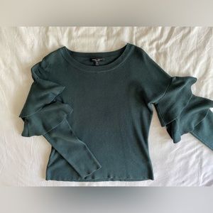 Romeo & Juliet Couture ruffled sleeve green sweater, size M